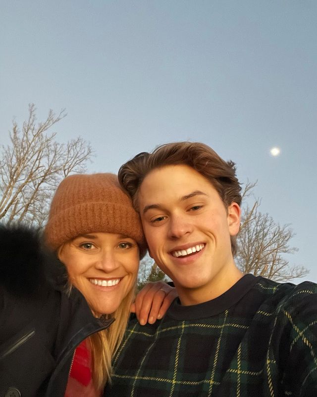 Какой красавчик! Риз Уизерспун покорила сеть редким фото с 18-летним сыном