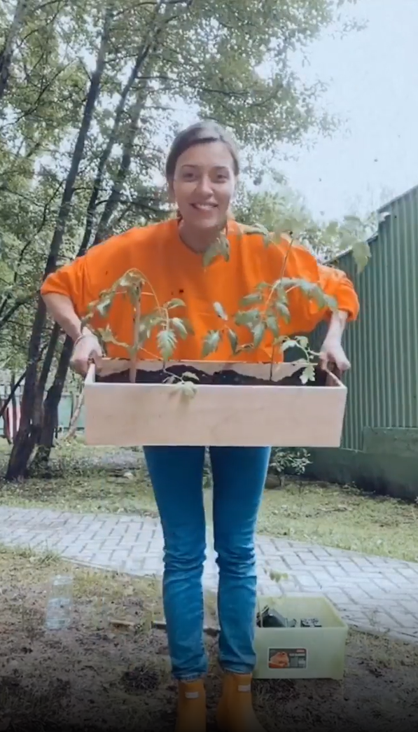 Куда вам вставили мотор? Цветущая Регина Тодоренко устроила мастер-класс по садоводству