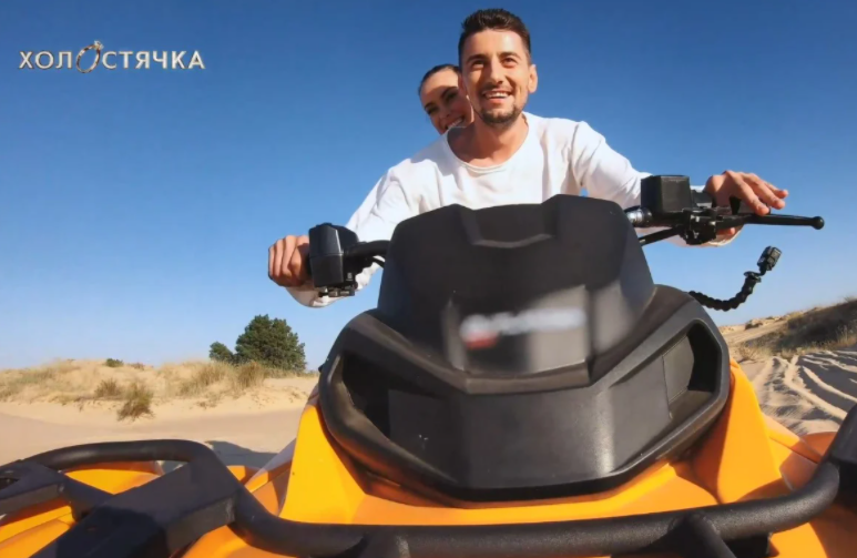 Полет в космос: "холостячка" Мишина впервые поцеловалась с участником шоу