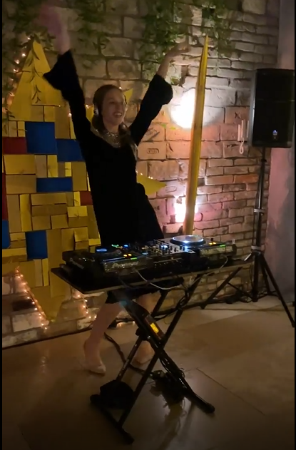 Осадчая в платье за 19 400 грн стала диджеем, а Дед Мороз Горбунов пошел по "валютным домам"