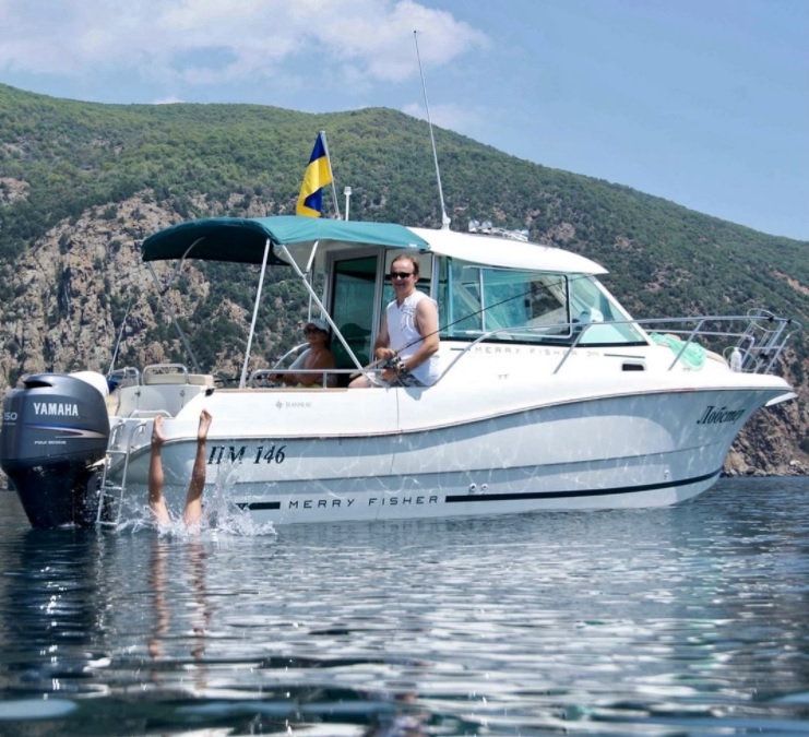 Родина Софії Ротару "влипла" в скандал зі знімком з Криму