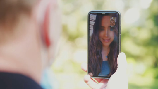 Меган Маркл вийшла в ефір у сукні за 840 грн. Тепер її змітають з прилавків