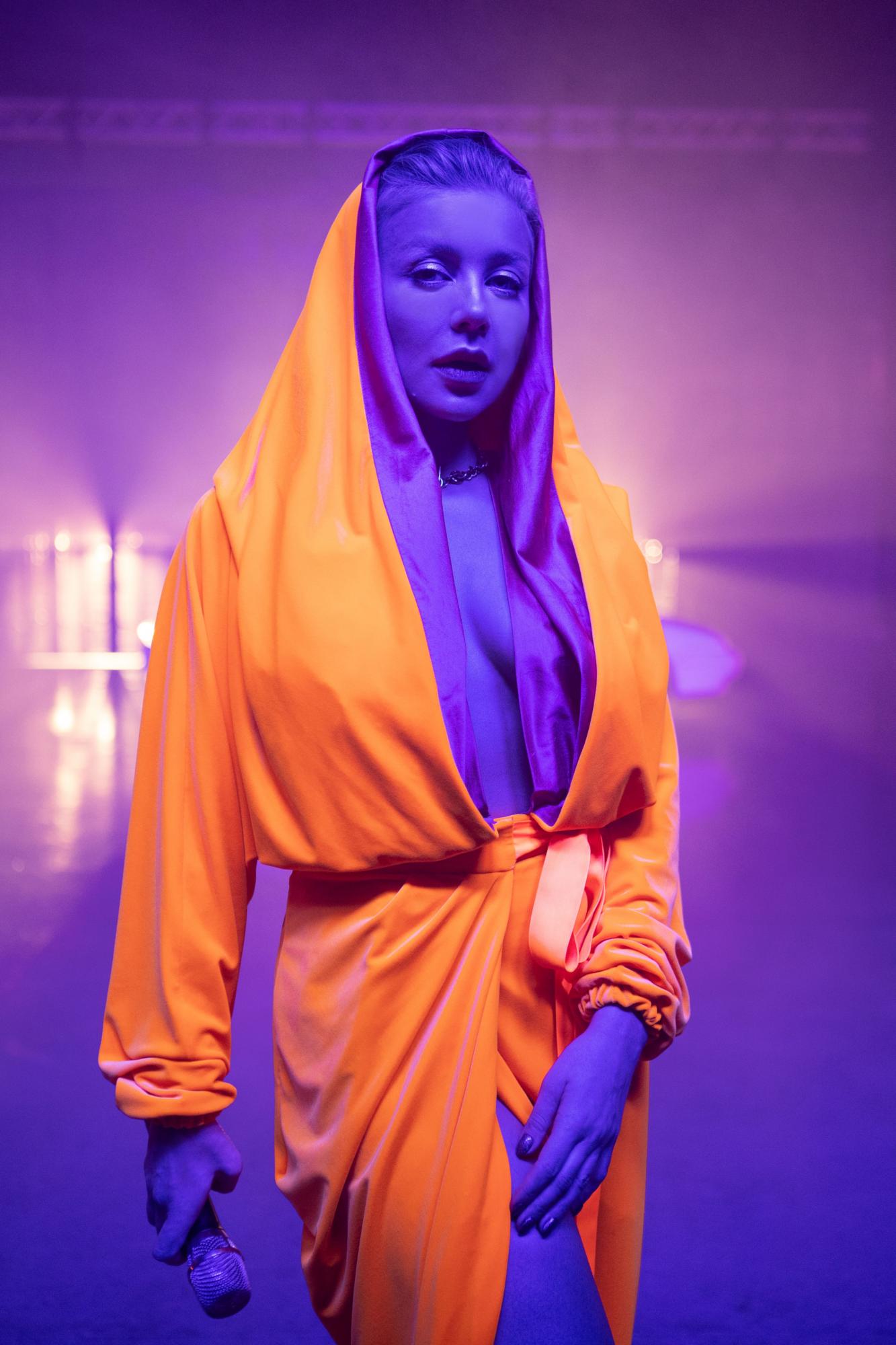 Скучила за концертами: Кароль у розкішній сукні-халаті запропонувала свіжу альтернативу live-виступу