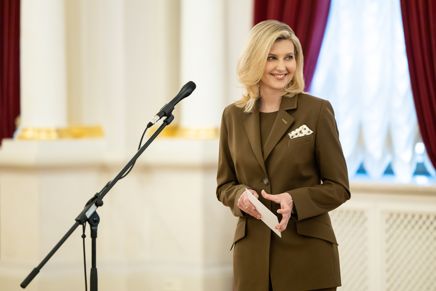 Лаконично и стильно: Елена Зеленская в модном брючном костюме покорила сеть