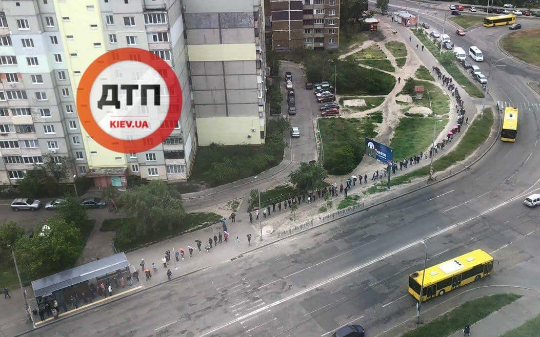 У Києві гігантську чергу на автобус показали з висоти пташиного польоту