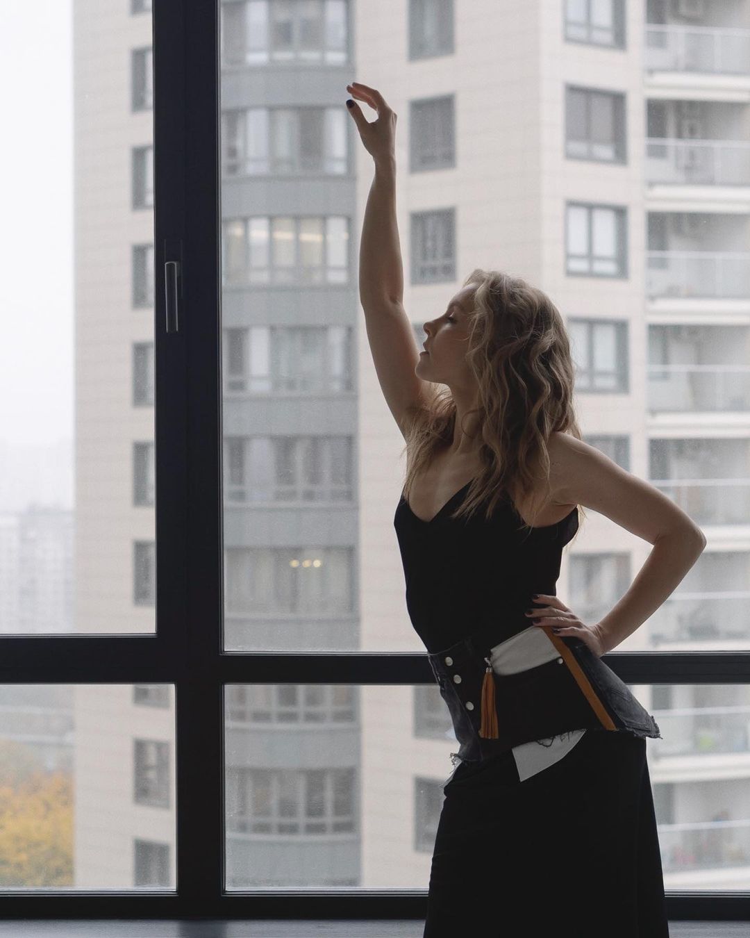 Шикарная: Алена Шоптенко в откровенном топе позирует с новой прической