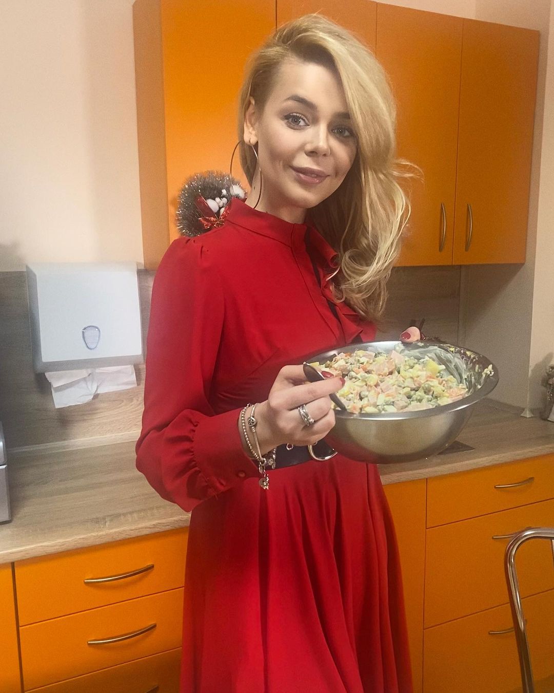 В красном платье и огромных сережках: Алина Гросу показала, как готовит оливье к Новому году