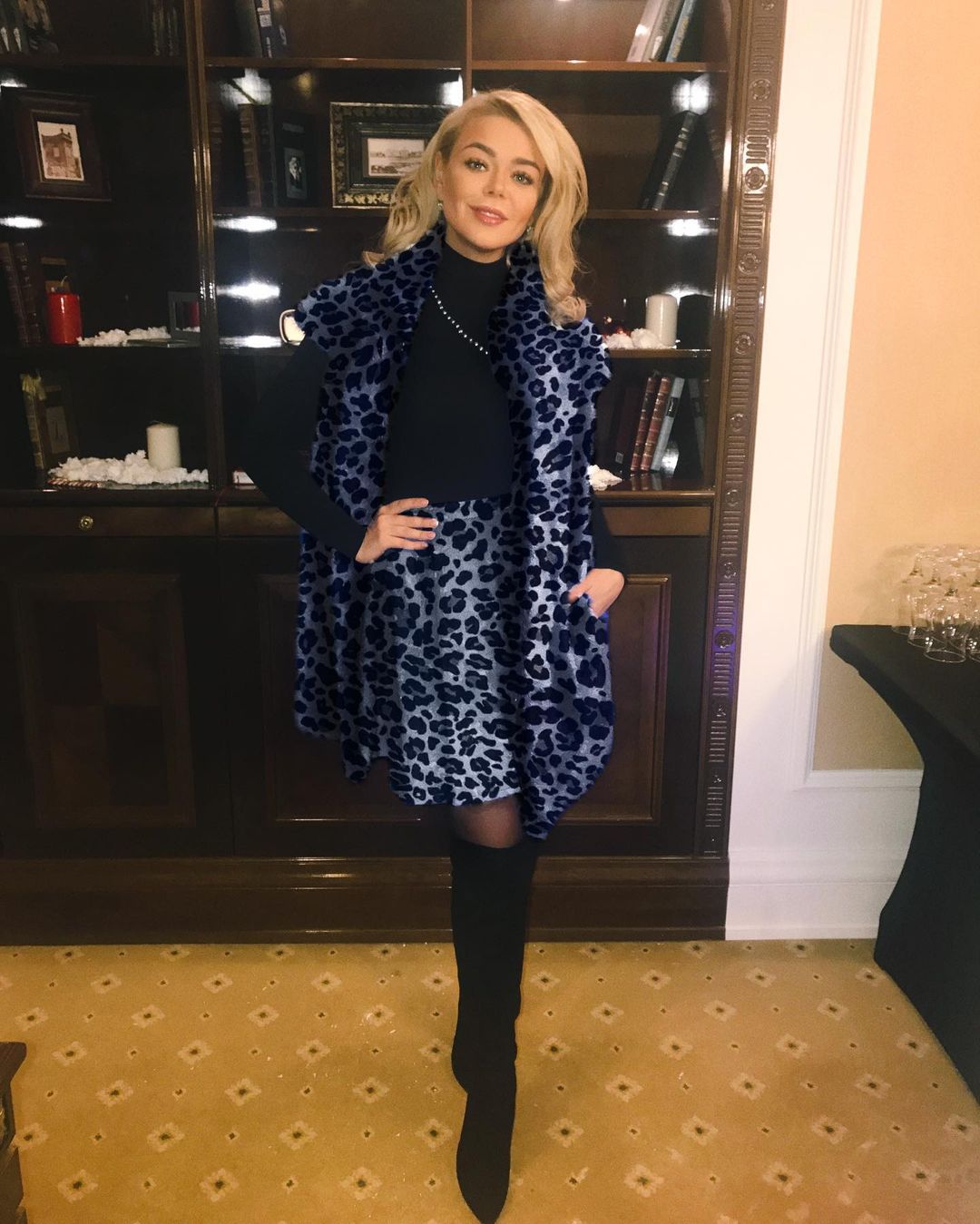 В красном платье и огромных сережках: Алина Гросу показала, как готовит оливье к Новому году