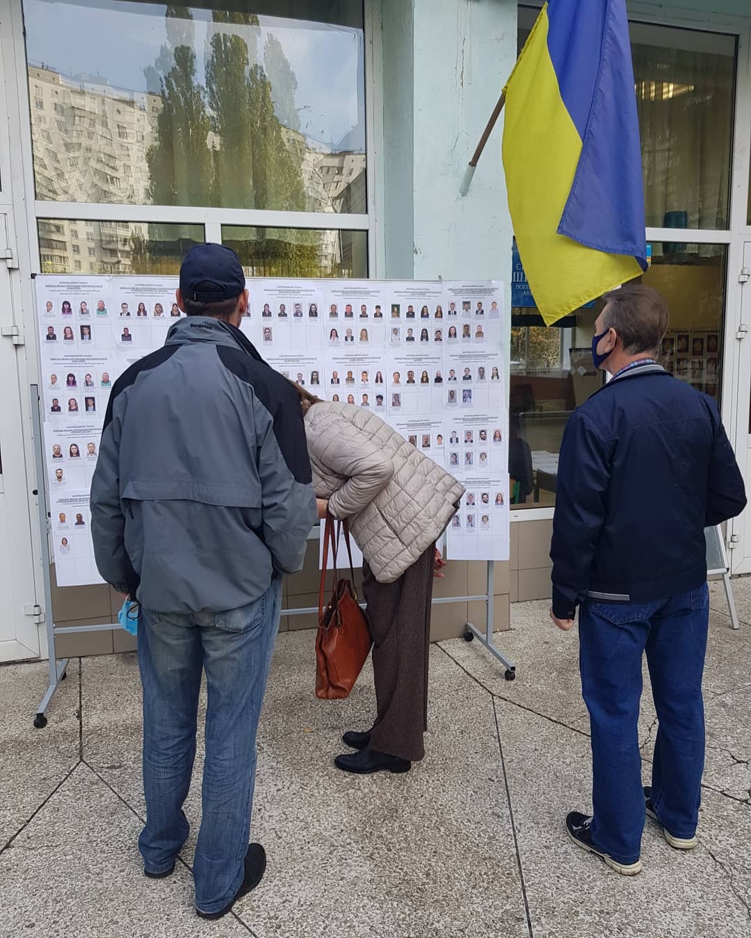 Паспорт - свій, ручка - своя: як голосували знаменитості на місцевих виборах