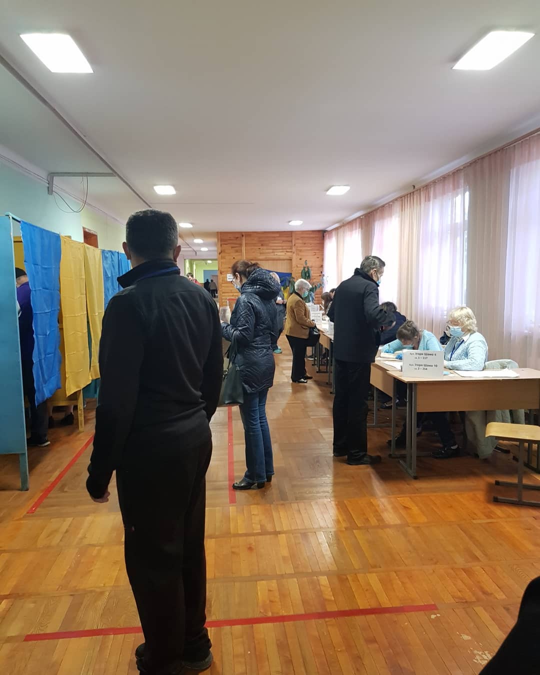 Паспорт - свій, ручка - своя: як голосували знаменитості на місцевих виборах