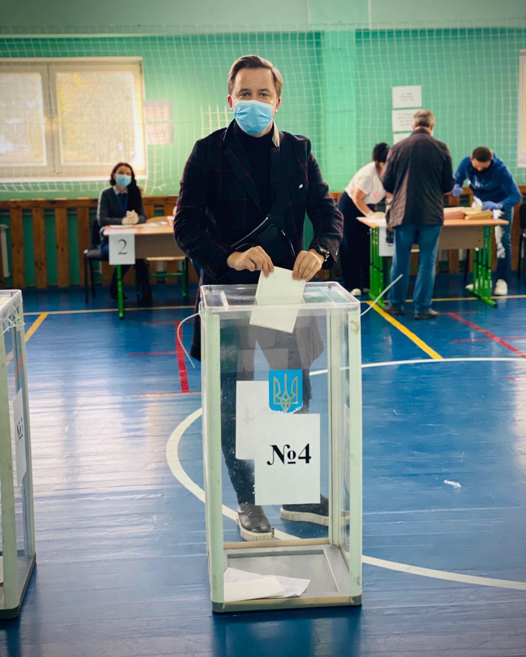 Паспорт - свій, ручка - своя: як голосували знаменитості на місцевих виборах