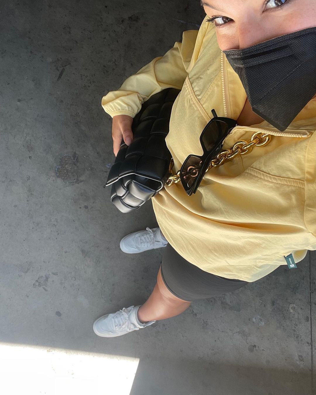 Велосипедки і вітровка: Ешлі Грем в спортивному образі підкорила розкішним тілом