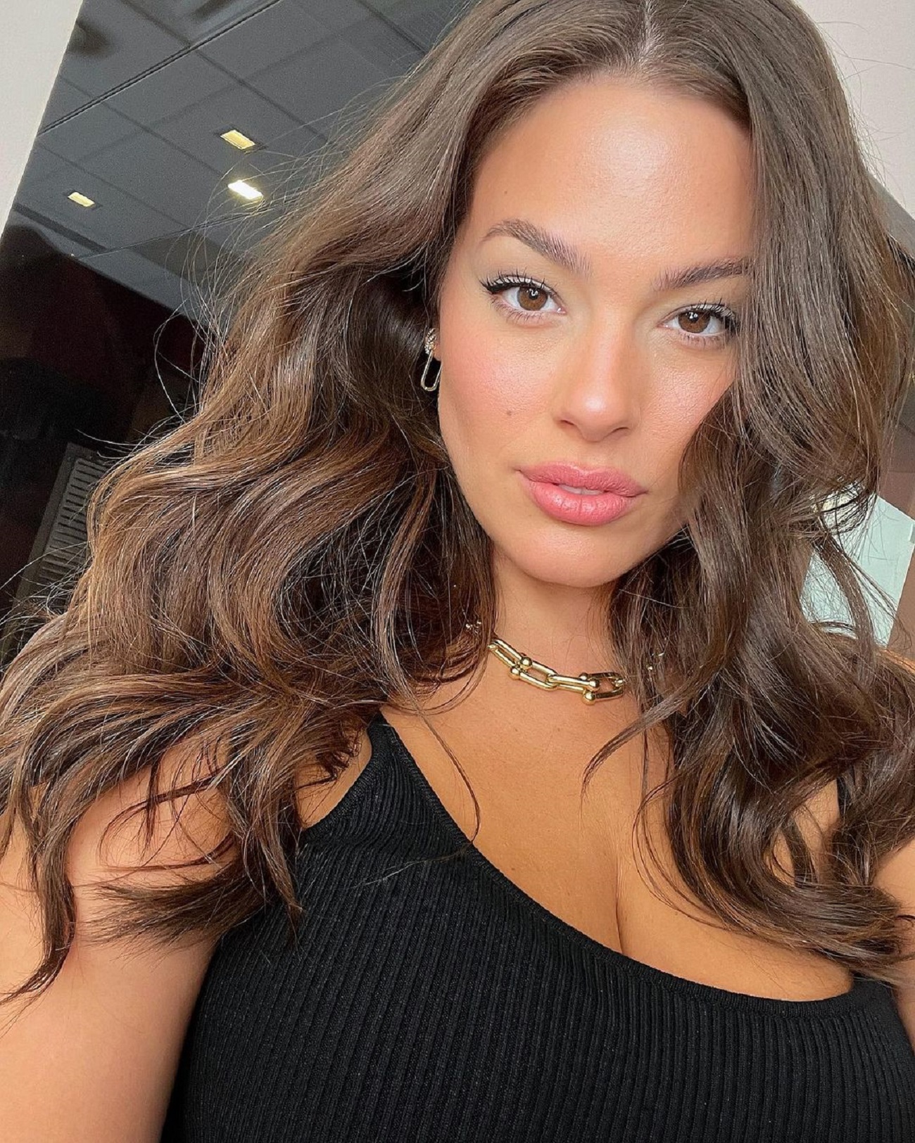 Розкішна: Ешлі Грем в лаконічному образі на вихід підкорила красою