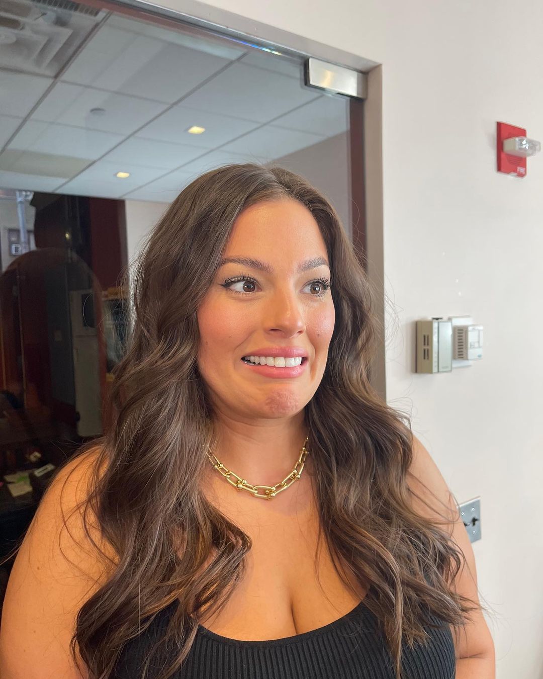 Розкішна: Ешлі Грем в лаконічному образі на вихід підкорила красою