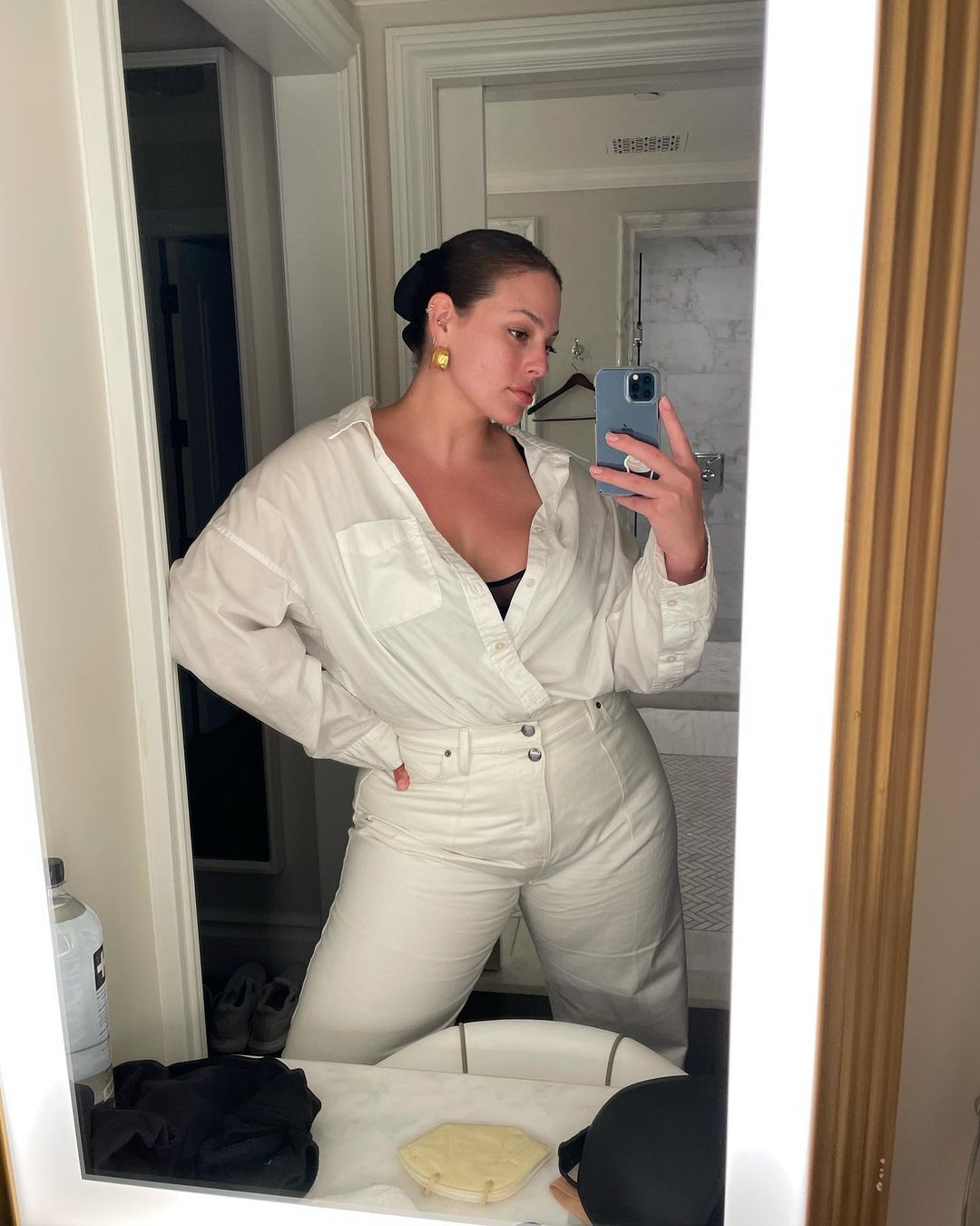 Белый не полнит: Эшли Грэм демонстрирует модный летний образ в светлых тонах