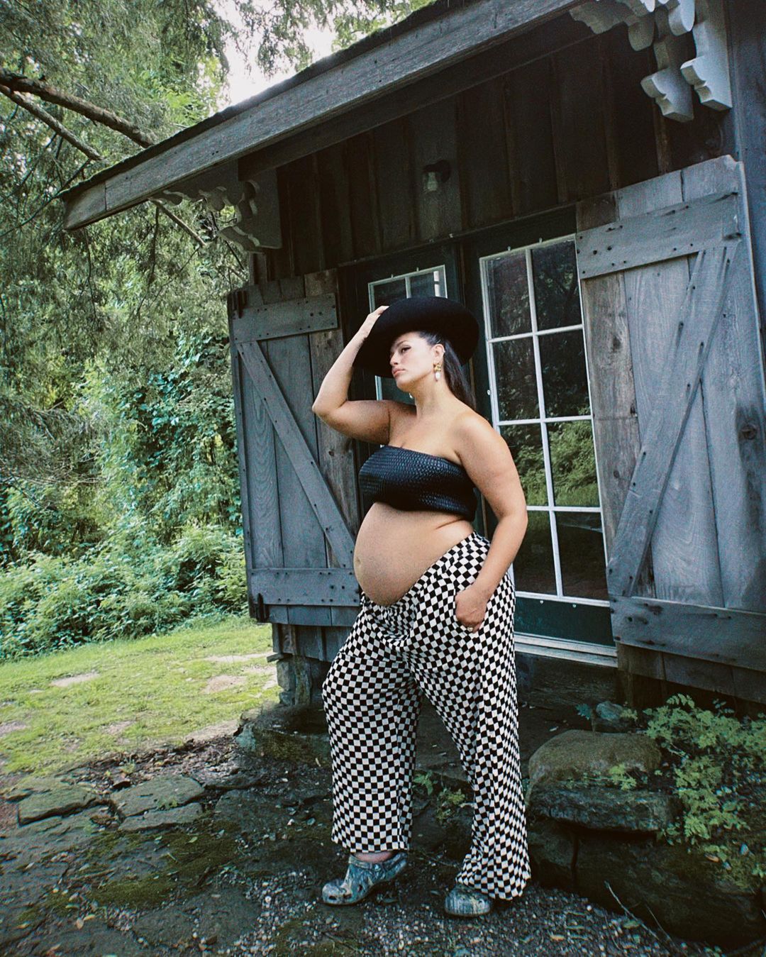 Горячая мамочка: беременная Эшли Грэм снялась в провокационной фотосессии.