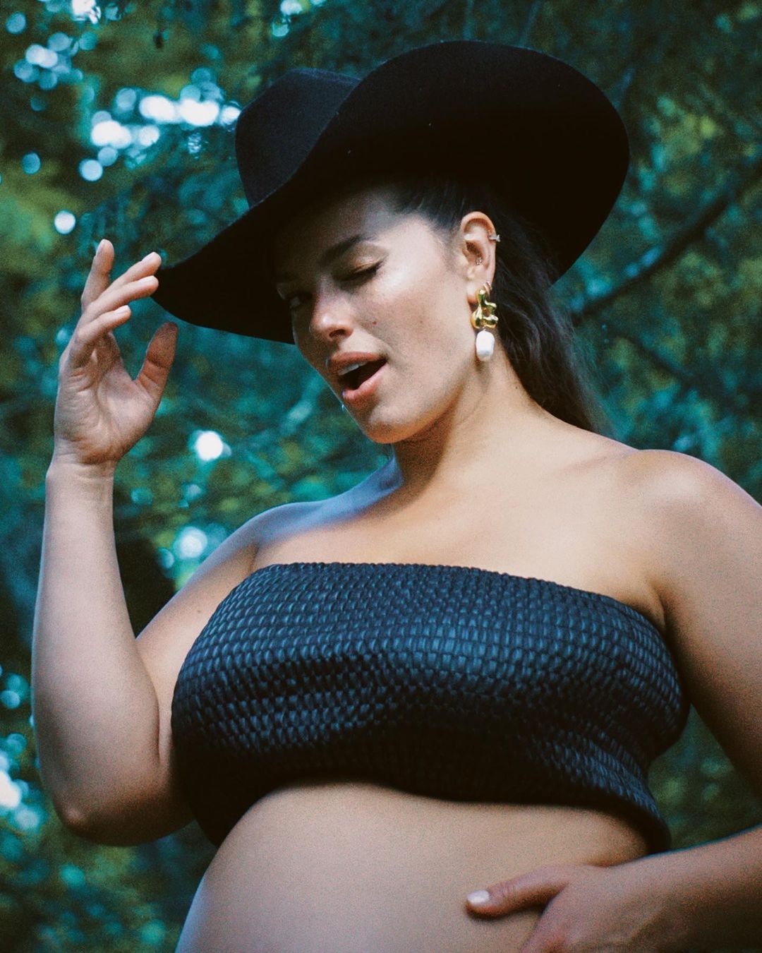 Гаряча матуся: вагітна Ешлі Грем знялася в провокаційній фотосесії