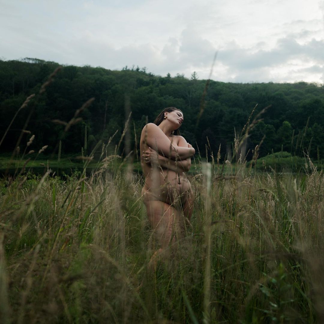 Горячая мамочка: беременная Эшли Грэм снялась полностью обнаженной