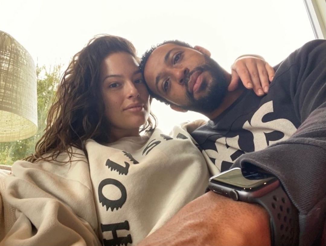 Смело: пышнотелая Эшли Грэм позирует полностью голой в собственной ванне