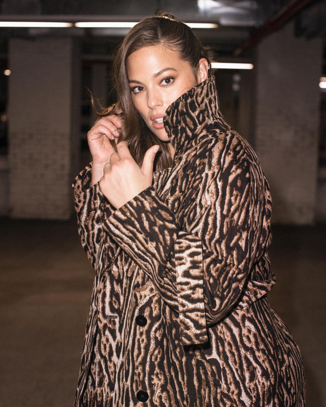 Эшли Грэм взорвала сеть аппетитными формами в наряде с хищным принтом