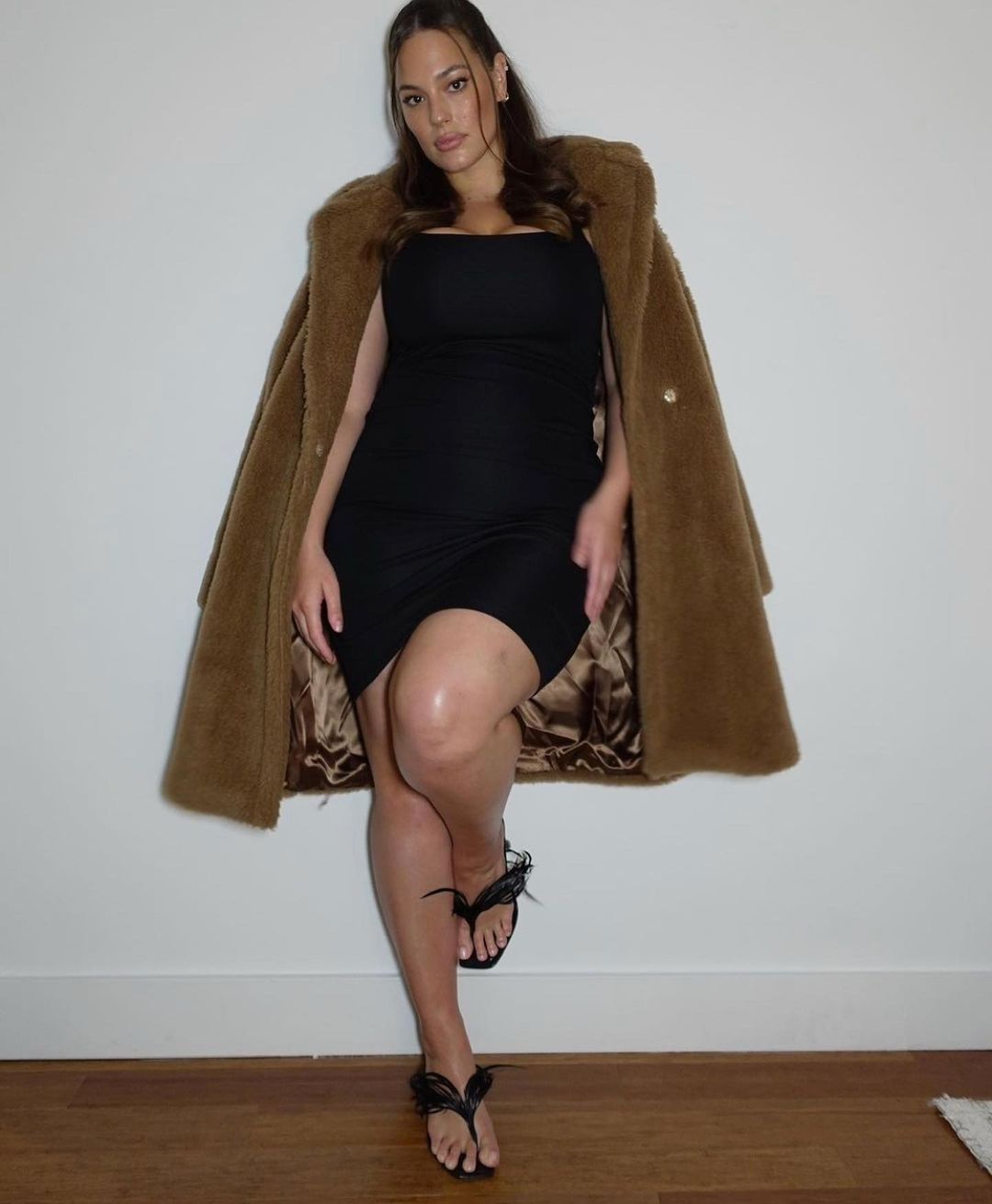 В куртці на голе тіло: Ешлі Грем підірвала мережу апетитним тілом в сміливому вбранні