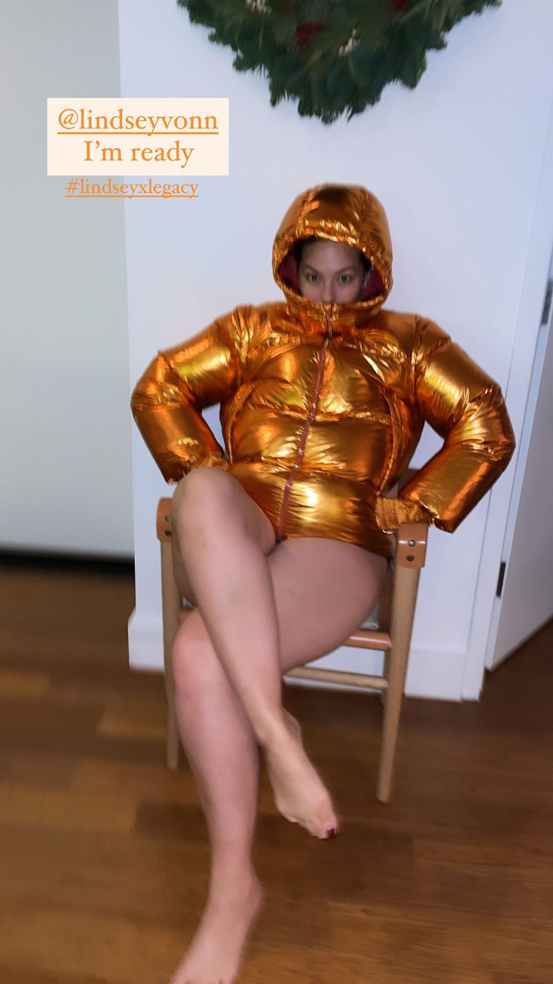 В куртці на голе тіло: Ешлі Грем підірвала мережу апетитним тілом в сміливому вбранні