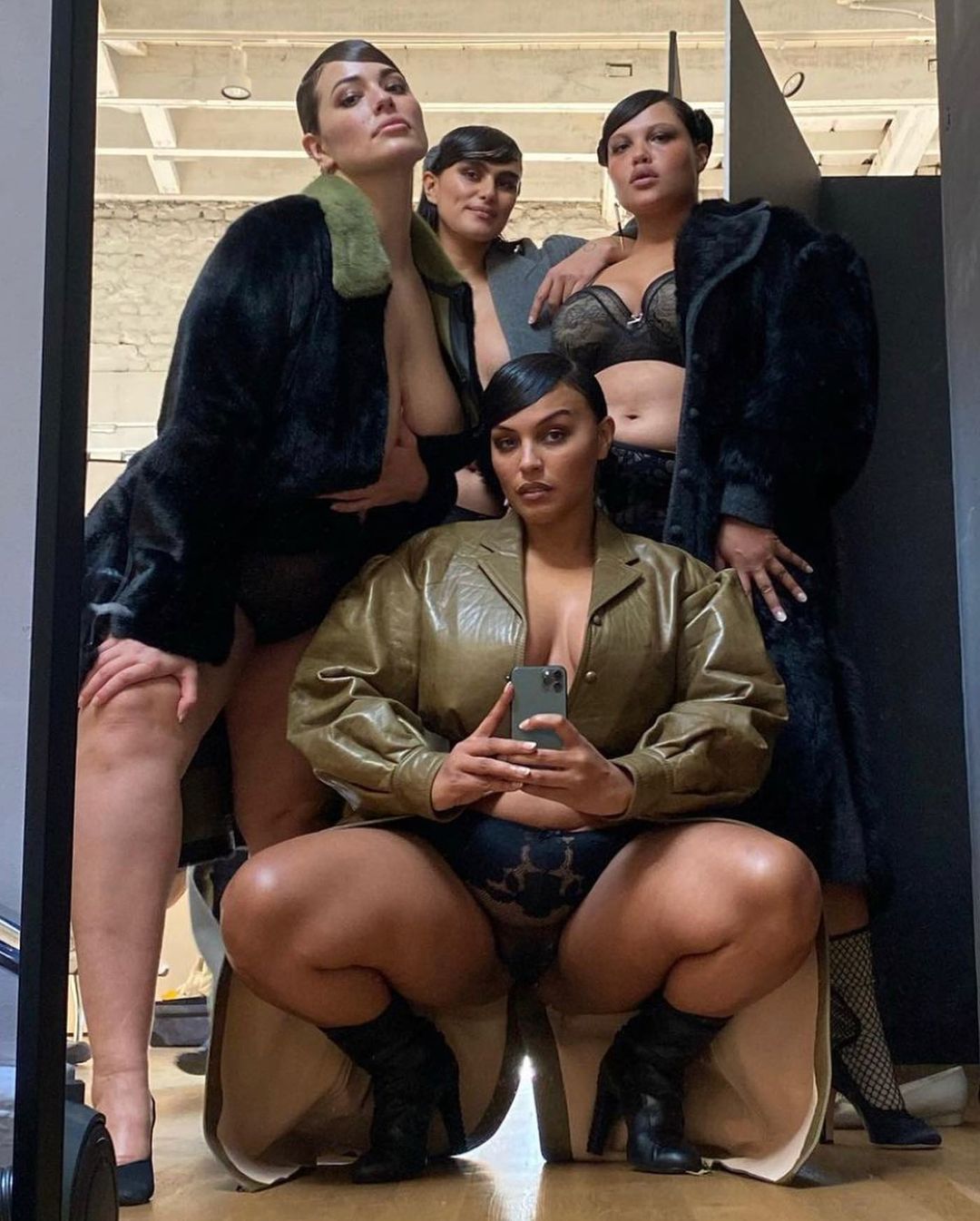 Оце так тіло! Ешлі Грем засвітила голі груди і пишні стегна на відвертих фото