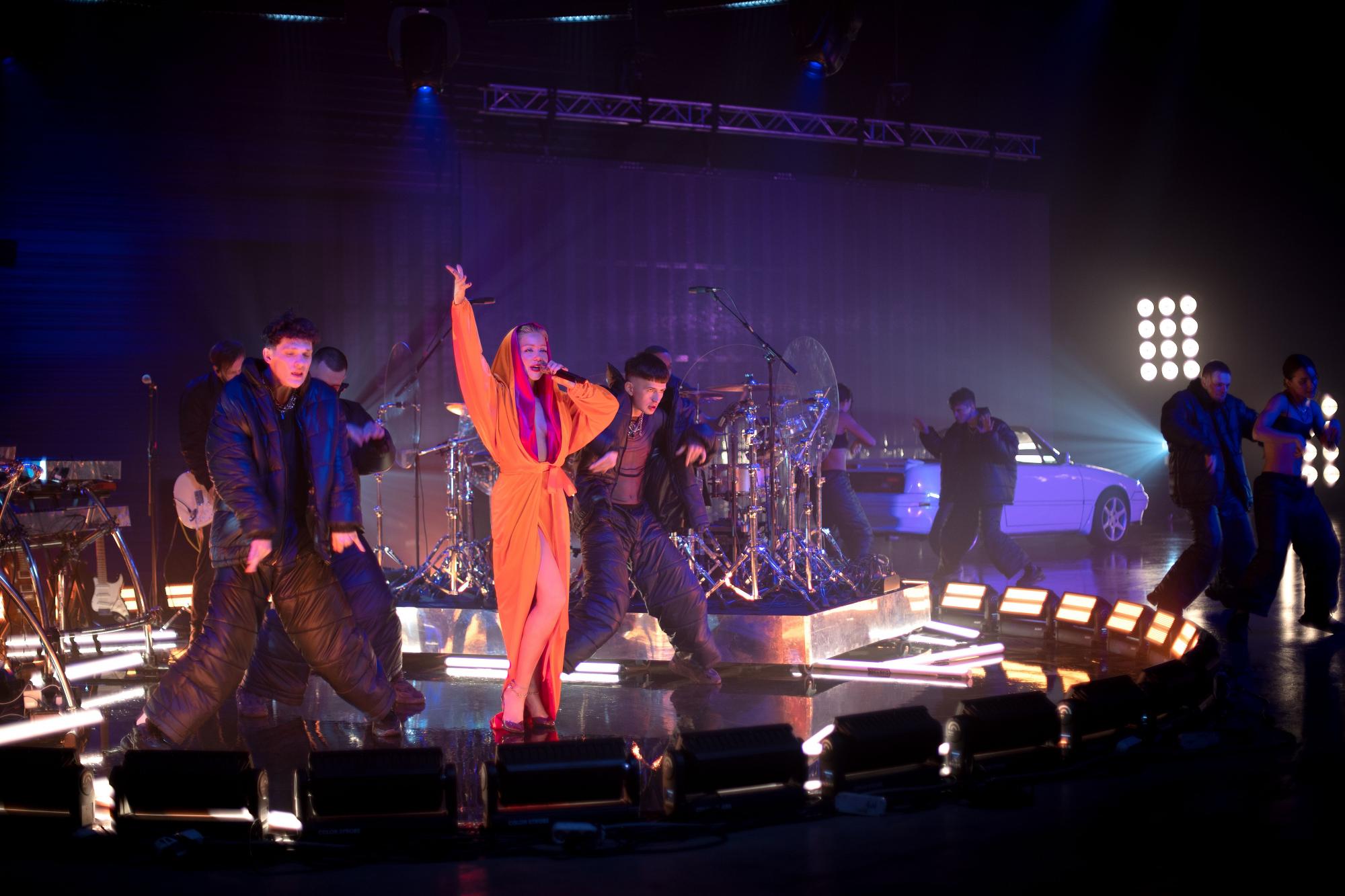 Скучила за концертами: Кароль у розкішній сукні-халаті запропонувала свіжу альтернативу live-виступу