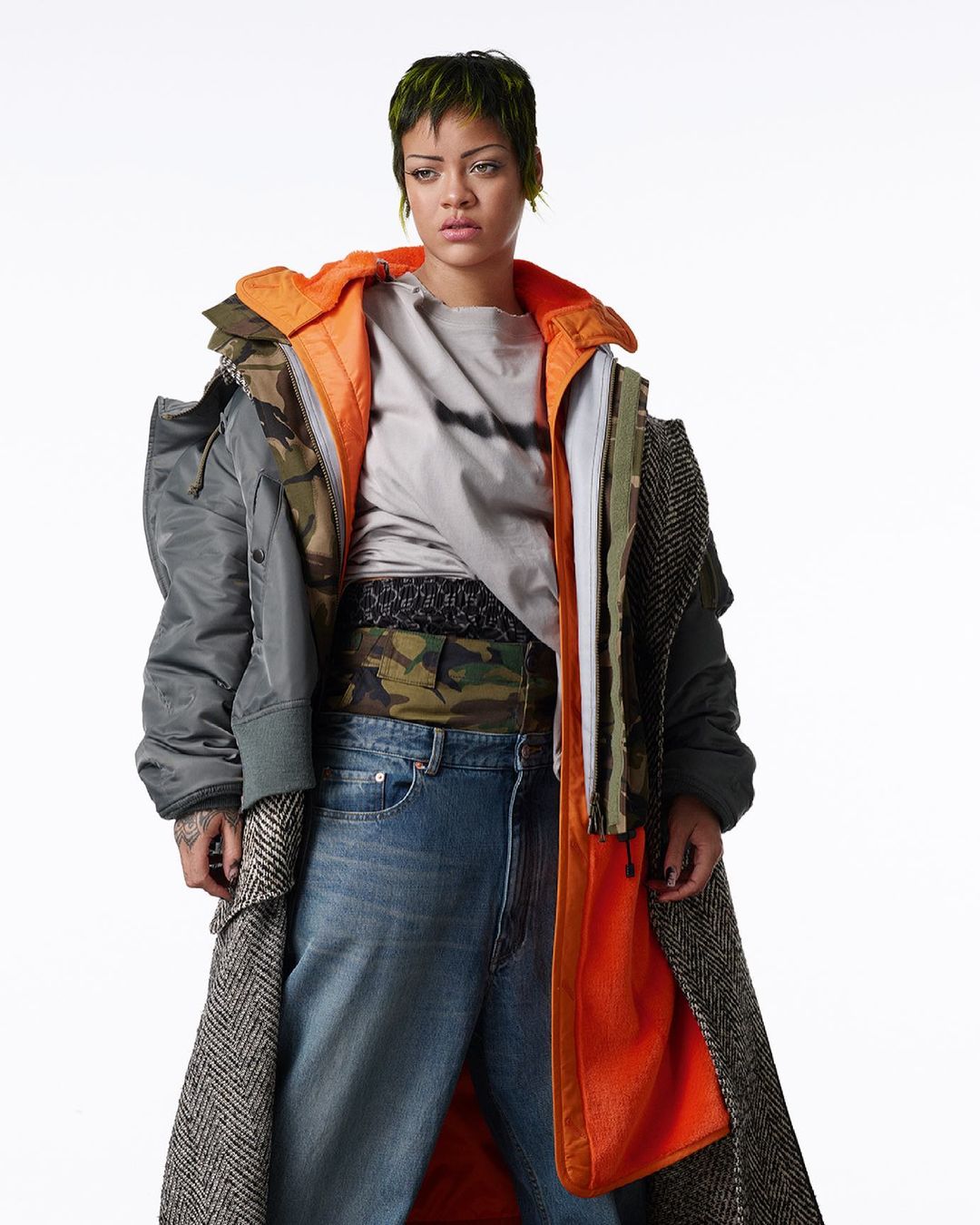 У прозорій сукні на голе тіло: Ріанна блищить в жаркій фотосесії для глянцю