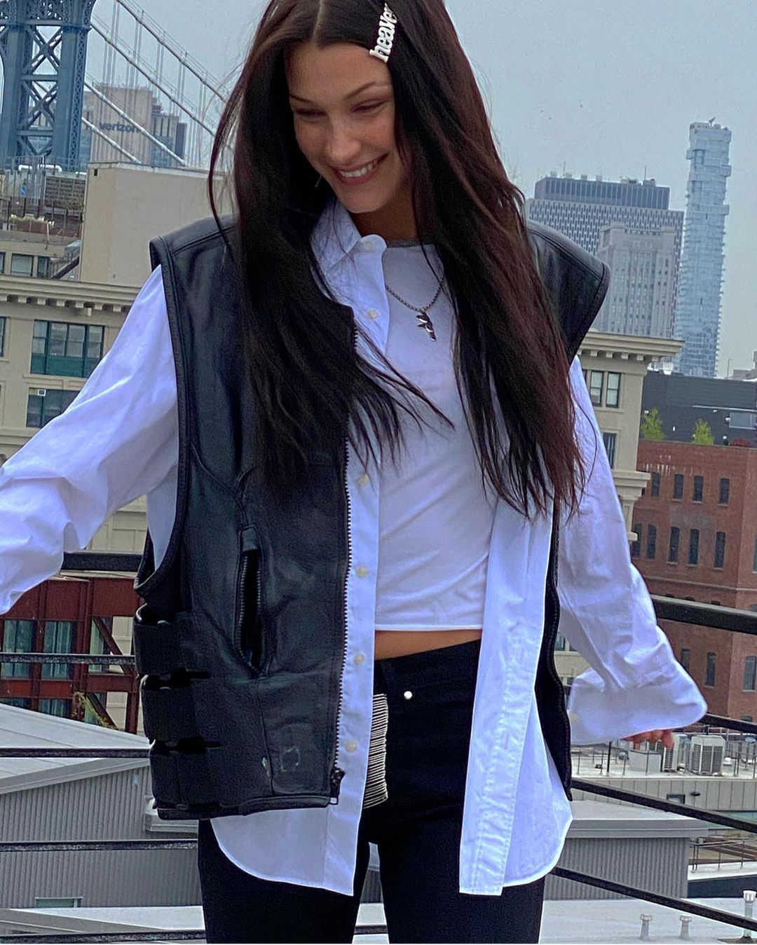 Терміново повторити: Белла Хадід демонструє, як модно носити білу сорочку