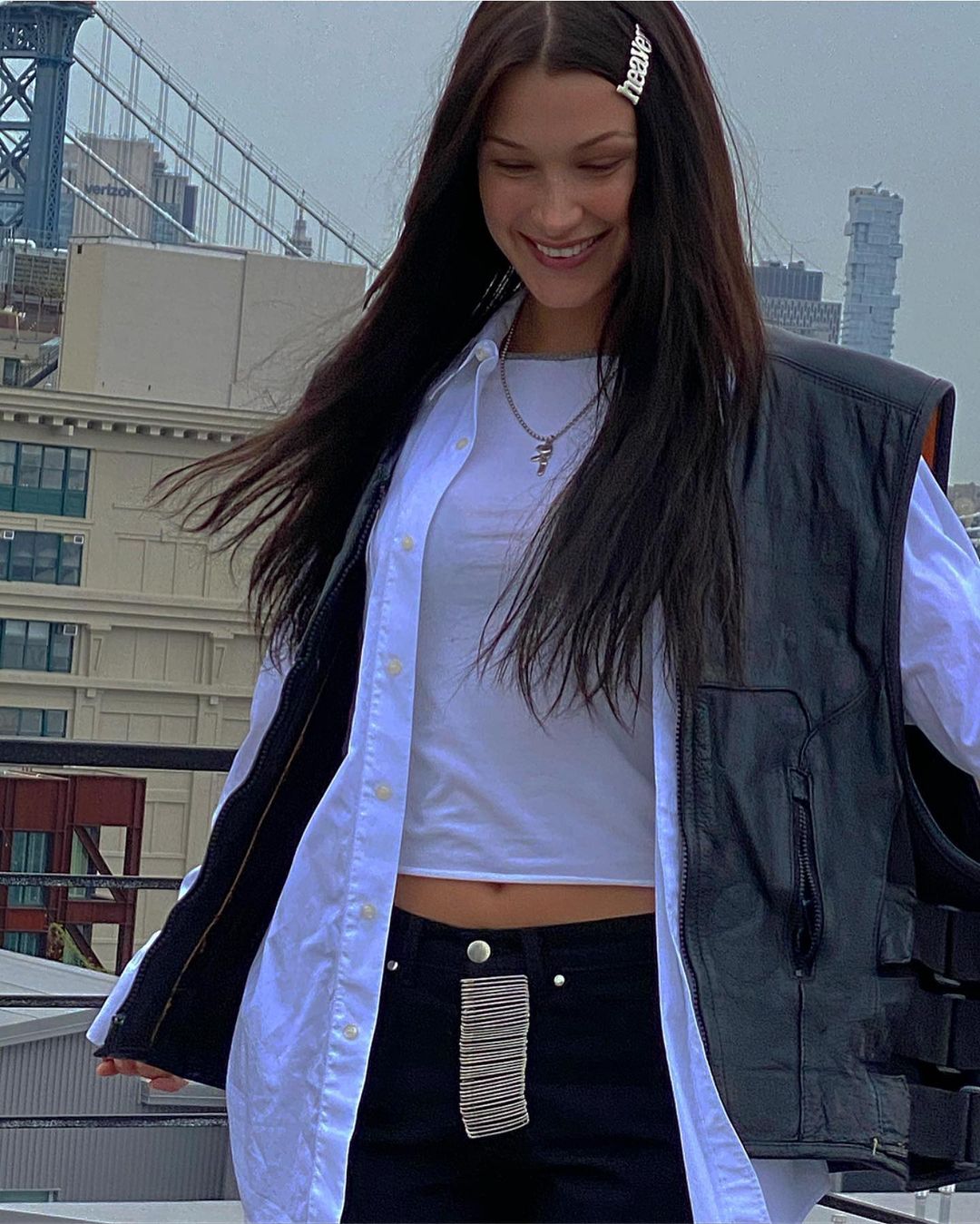 Терміново повторити: Белла Хадід демонструє, як модно носити білу сорочку