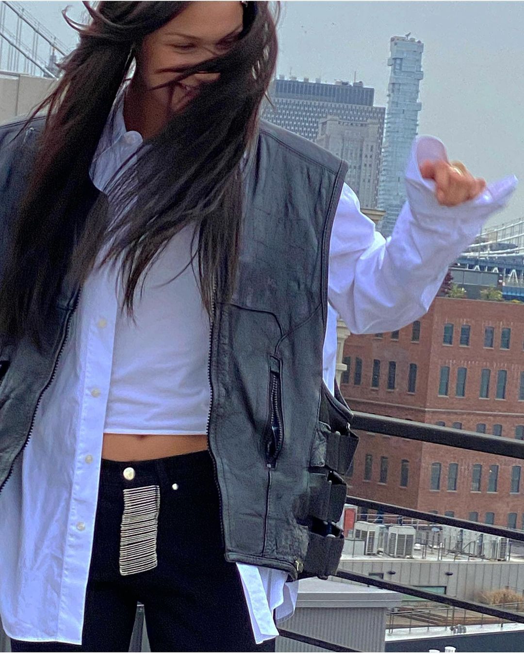 Терміново повторити: Белла Хадід демонструє, як модно носити білу сорочку