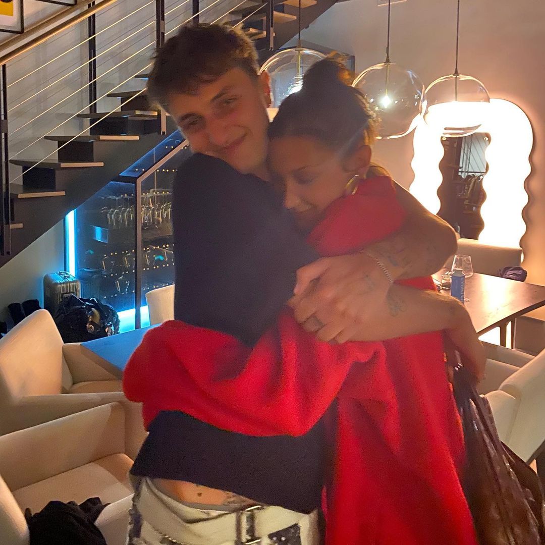 Напівгола і з яскравим макіяжем: Белла Хадід похвалилася витонченою фігурою на гарячих фото