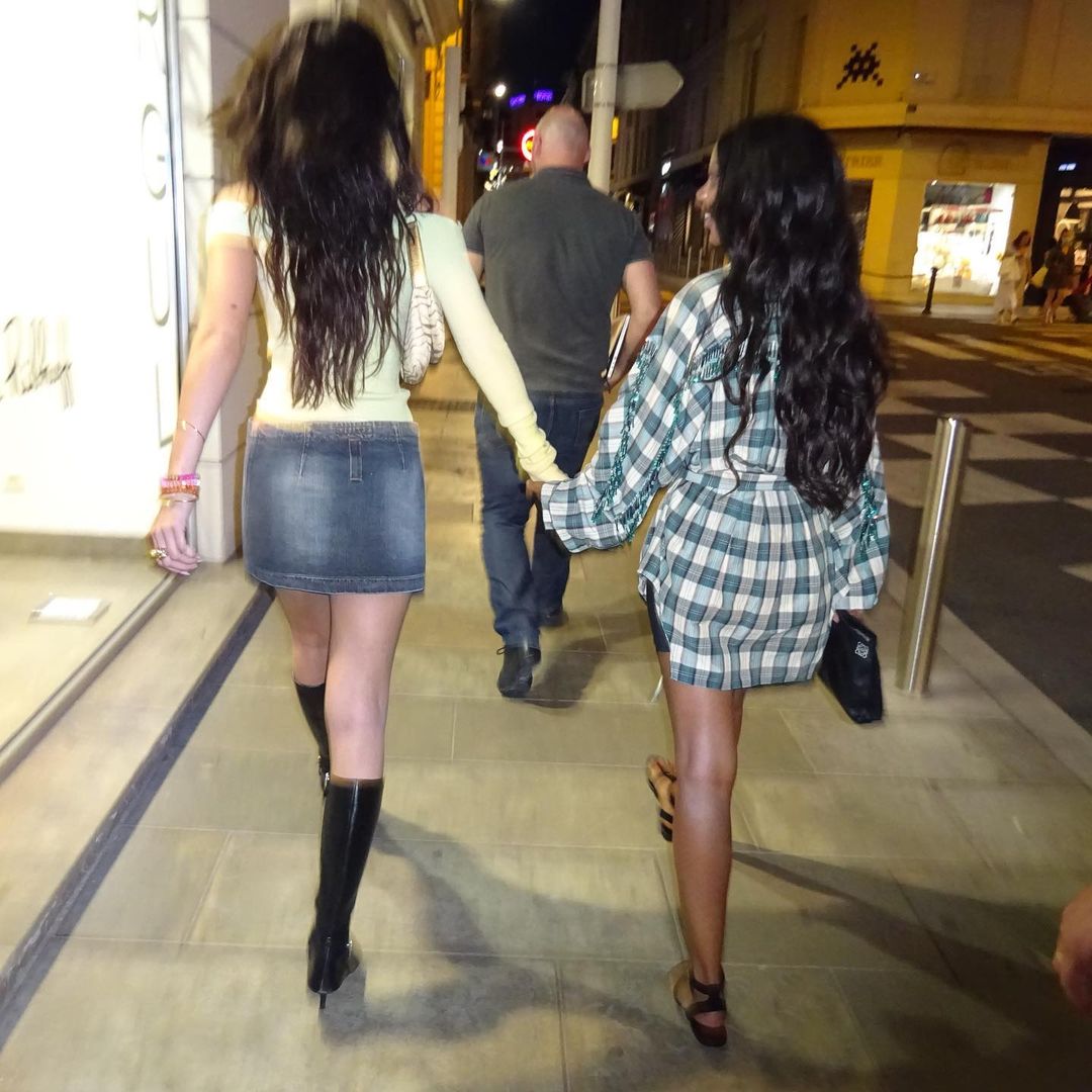 Мини-юбка и ассиметричный топ: Белла Хадид демонстрирует идеальную фигуру на прогулке