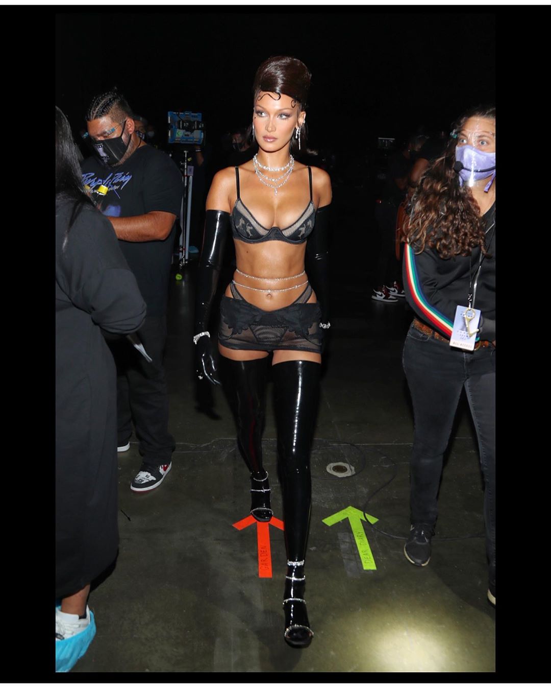 Соблазнительные бунтарки: полуголые Белла Хадид, Ирина Шейк и Рианна засыпали сеть жаркими фото