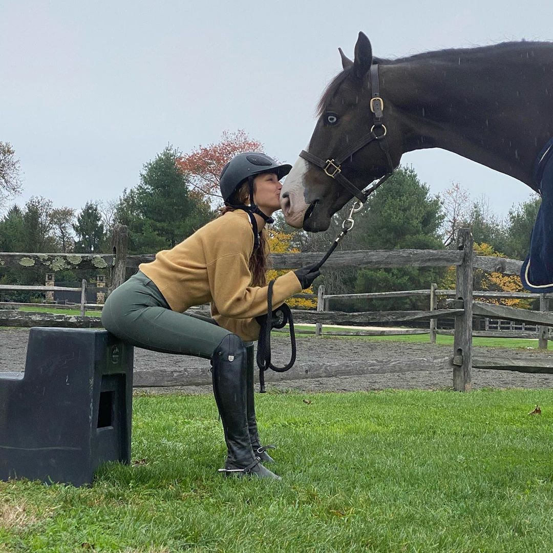 Соблазнительная наездница: Белла Хадид демонстрирует стройную фигуру на домашних фото
