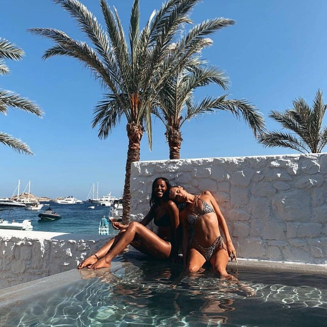 Вона досконала: Белла Хадід похвалилася ідеальною фігурою в крихітному бікіні