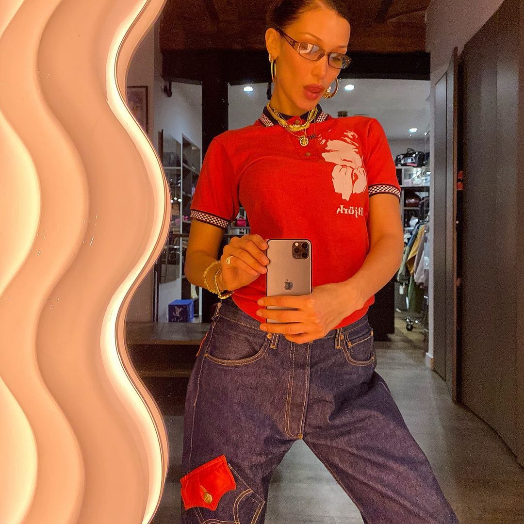 Просто і стильно: Белла Хадід захопила стрункою фігурою в ультрамодних джинсах