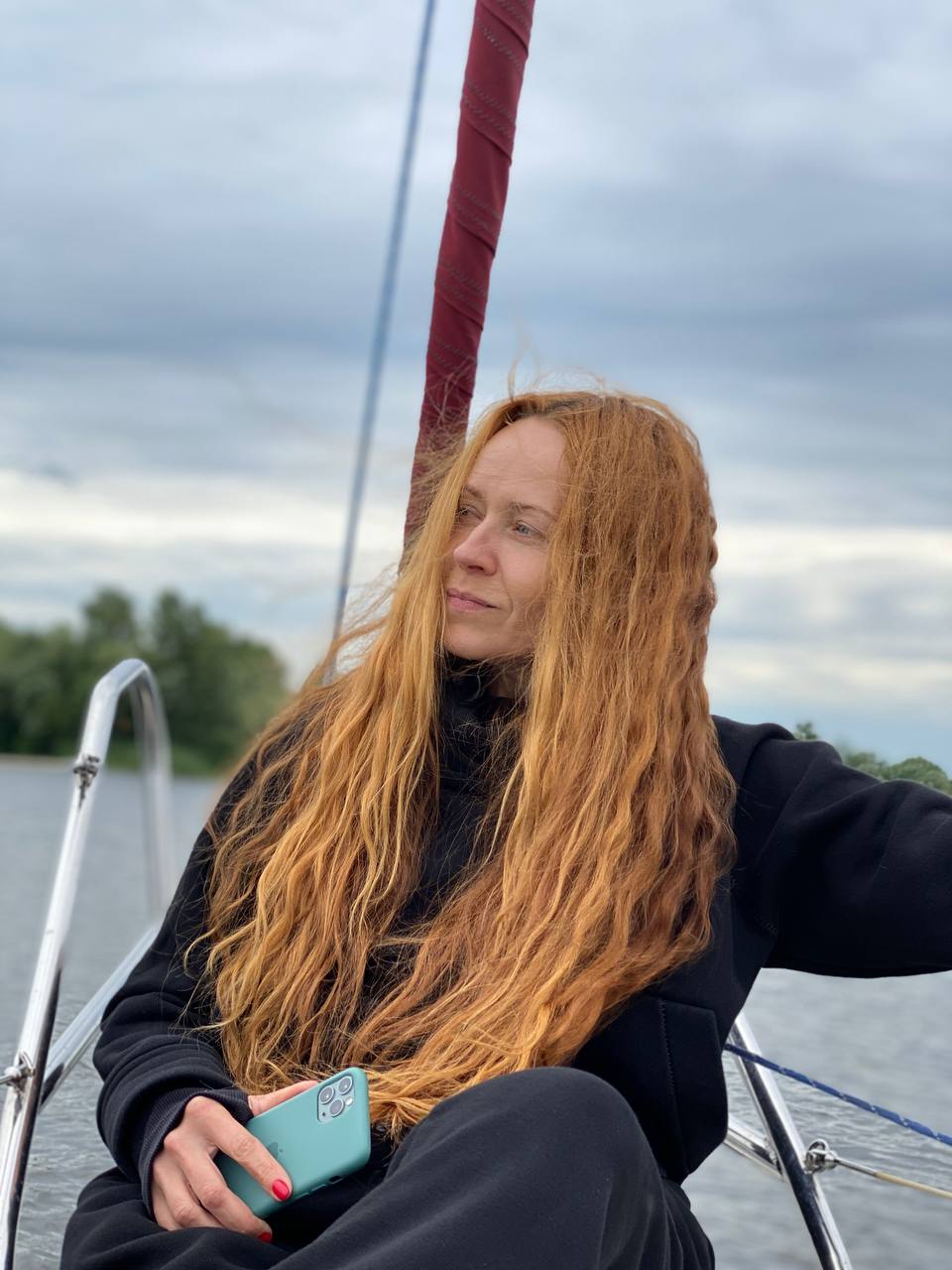 Популярна ТБ-ведуча розкрила ритуали догляду за рудим волоссям: укладка тримається до п'яти днів