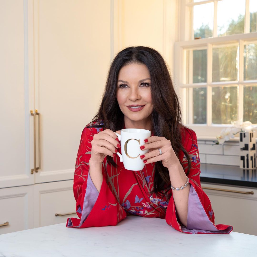 Она не меняется! 51-летняя Кэтрин Зета-Джонс покорила красотой на фото разных лет