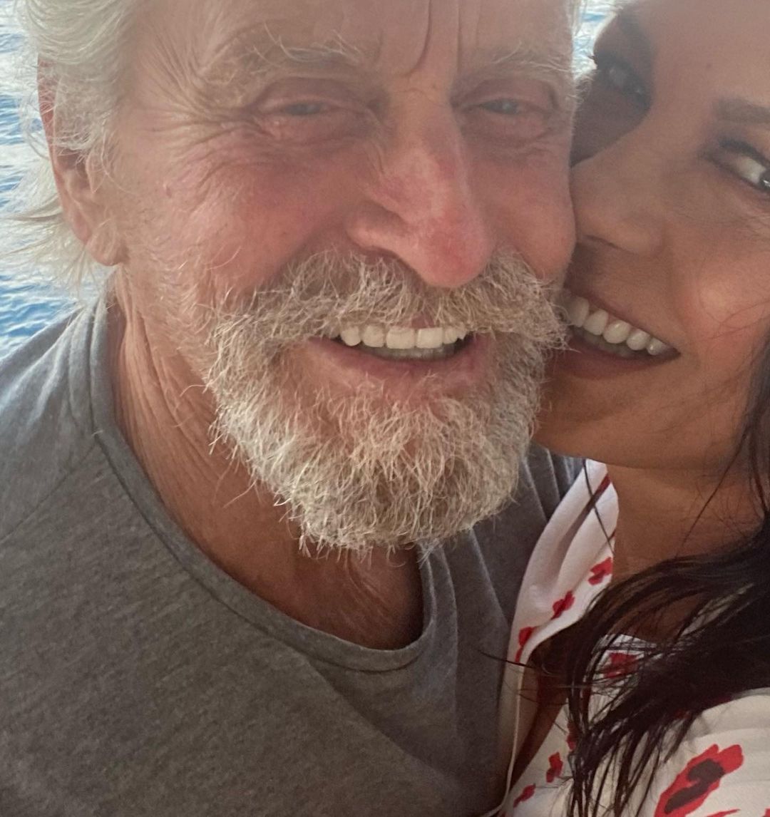 Соблазнительная йогиня: 51-летняя Кэтрин Зета-Джонс покорила подтянутой фигурой в купальнике