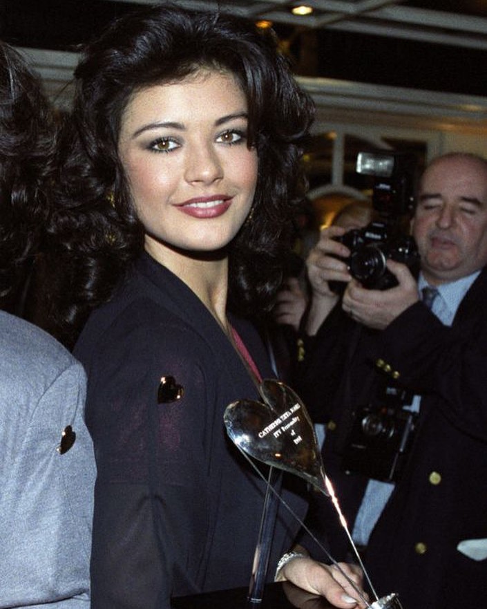 51-річна Кетрін Зета-Джонс довела, що з роками стає тільки гарнішою: фото