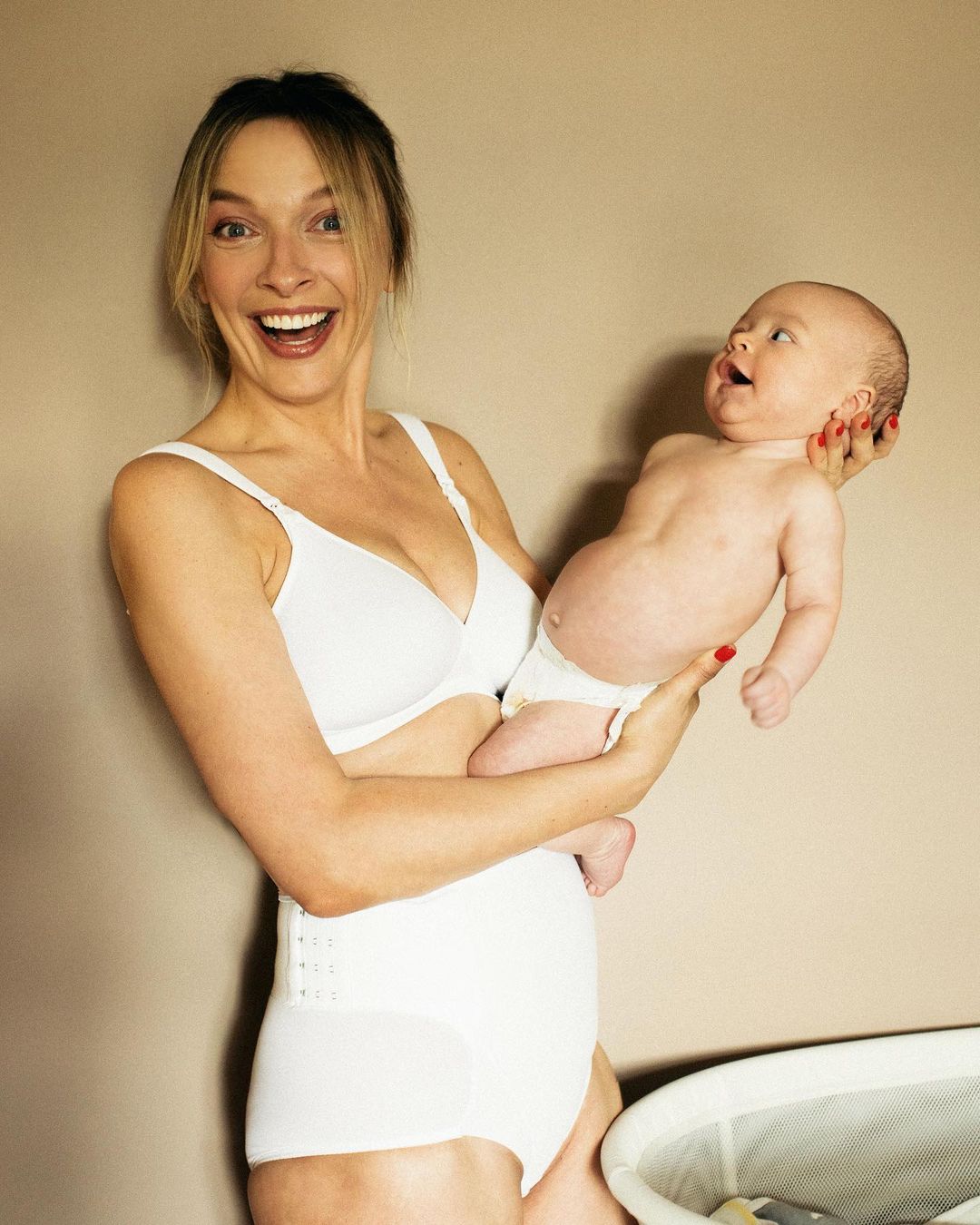 Віє щастям: Василіса Фролова в одній білизні показала підрослого синочка