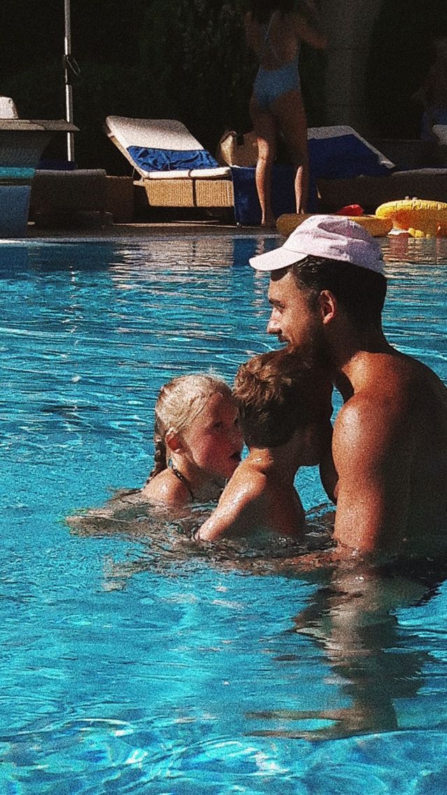 Щаслива Камінська з колишнім і дітьми попустувала в Одесі та підігріла чутки про возз'єднання