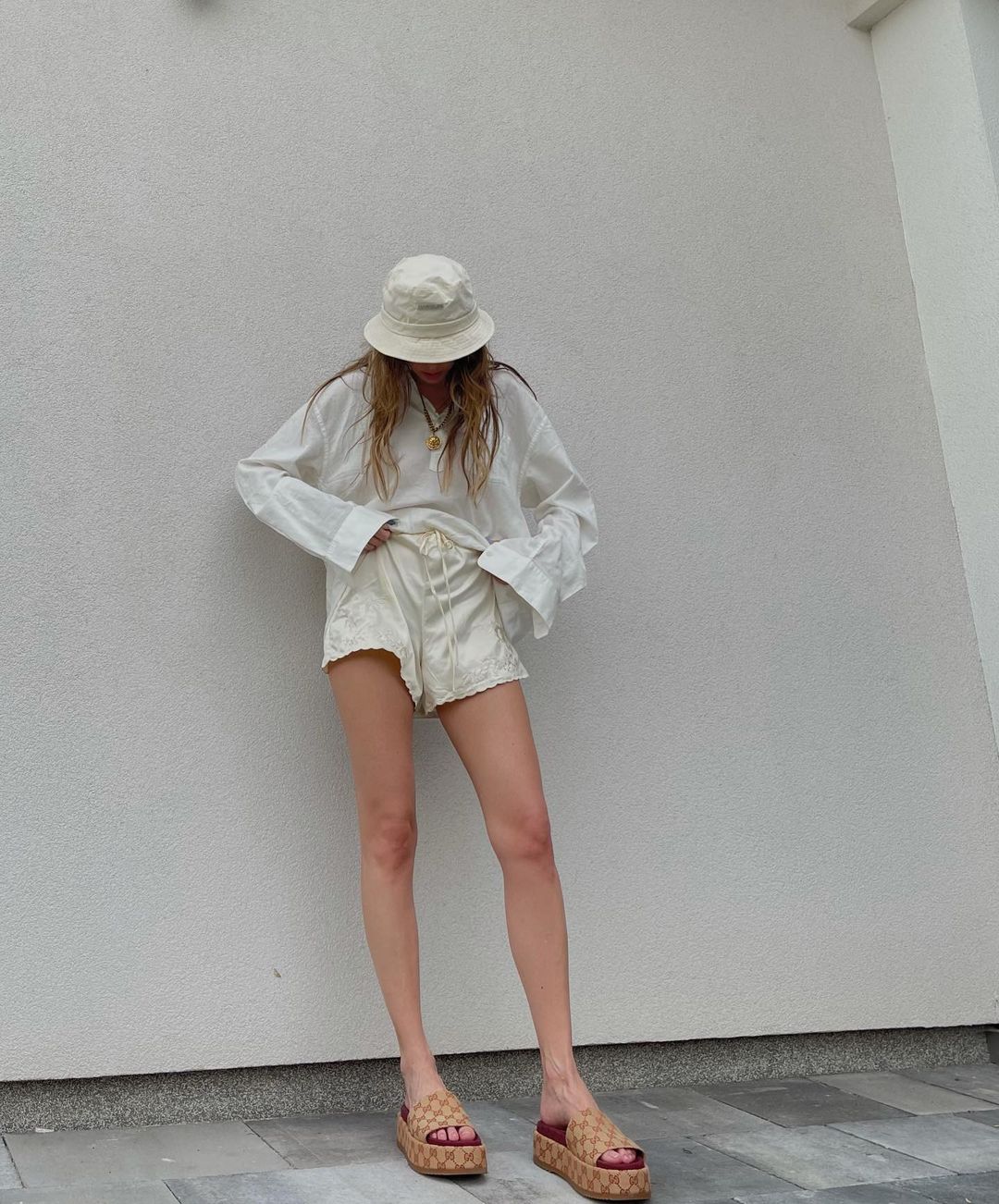 Стильна Дорофєєва в атласних шортиках спокусила нескінченними ногами: &quot;нереальна&quot;