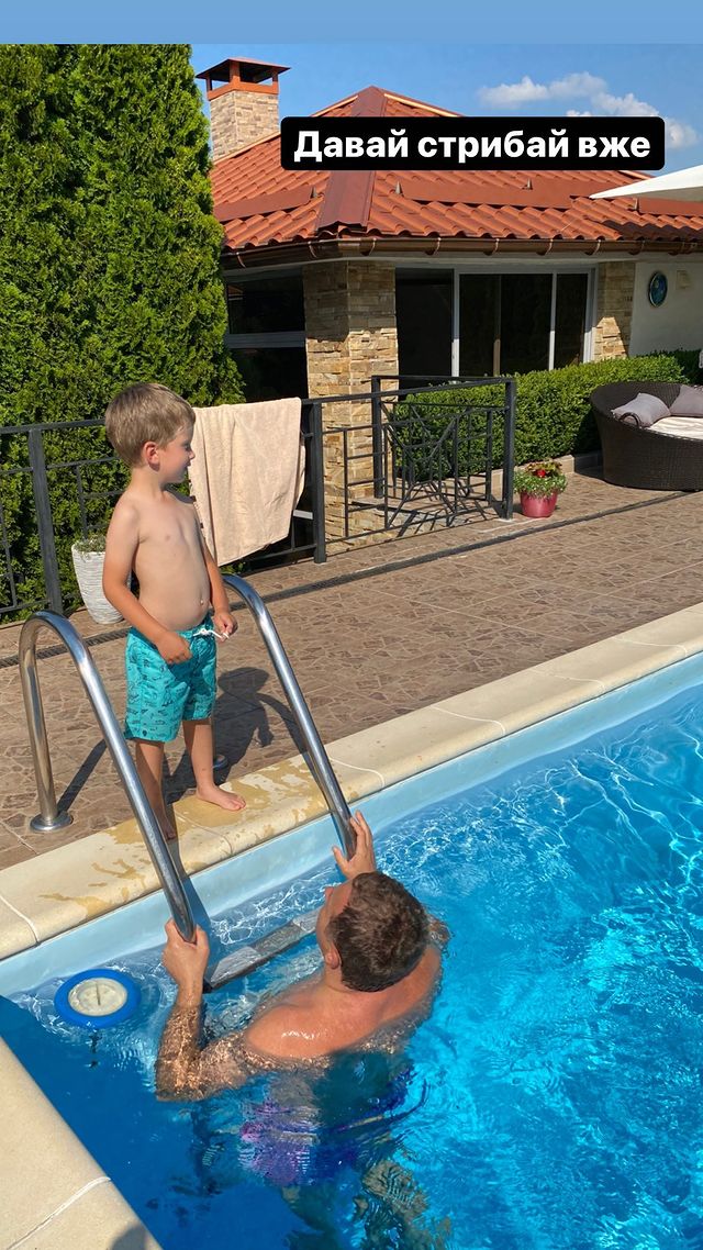 Турботливий Юрій Горбунов зворушив літніми забавами з синочком: "зустрічаємо маму"