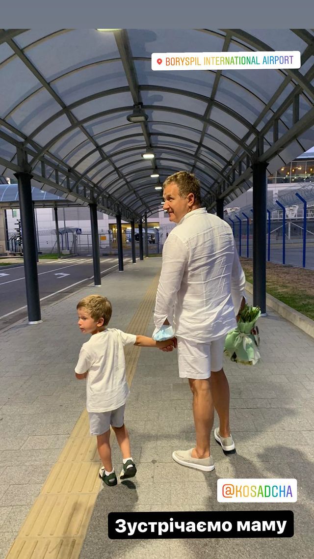 Турботливий Юрій Горбунов зворушив літніми забавами з синочком: "зустрічаємо маму"