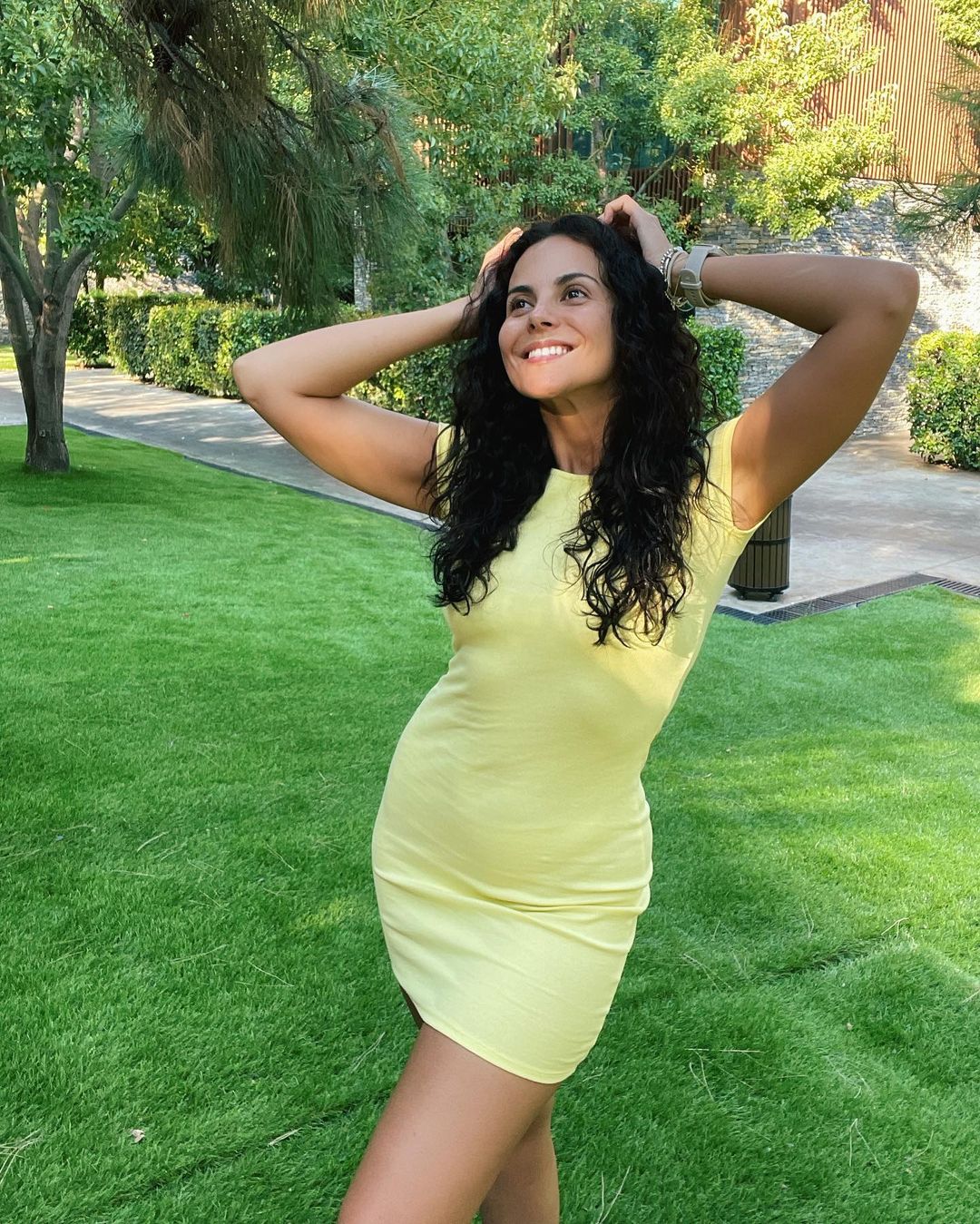 Каменських у соковитому міні підкорила хвилюючими вигинами: "суцільна чарівність"