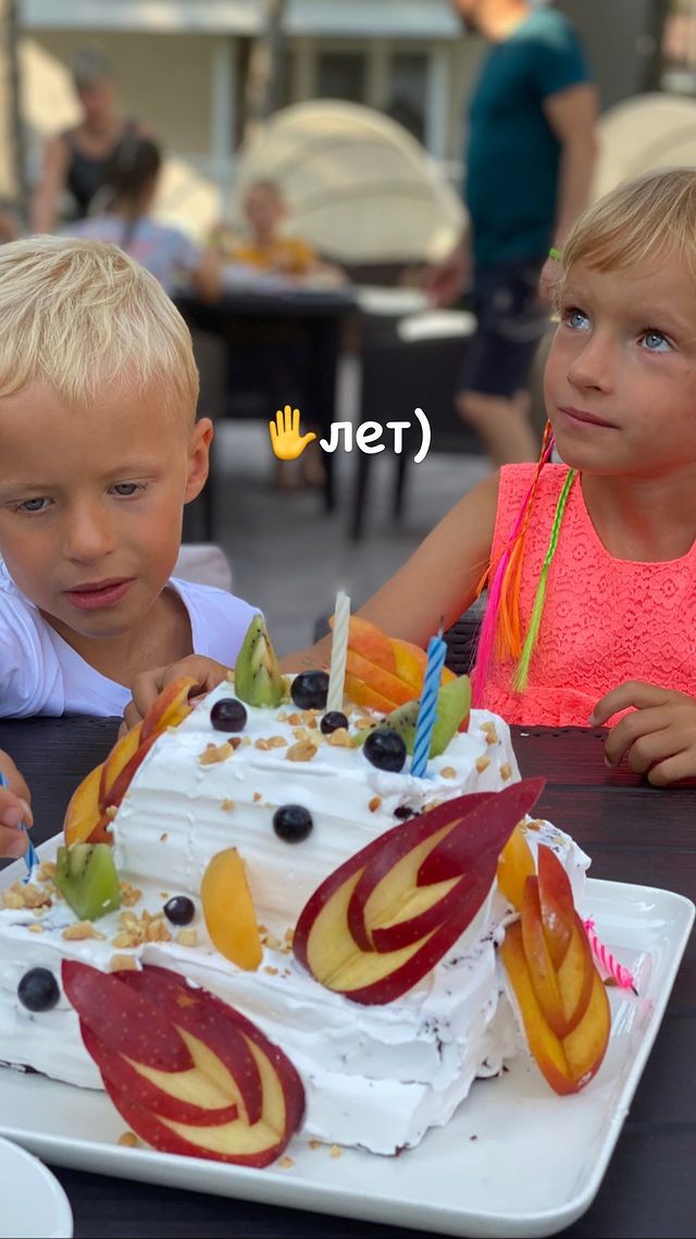 Кравець потішила фото підрослих двійнят-іменинників: "ранок після дня народження виглядає так"