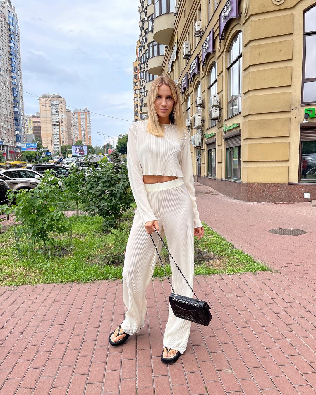 Находчивая Никитюк в топе предложила оригинальную альтернативу фотошопу: &quot;акции красотки обвалятся&quot;